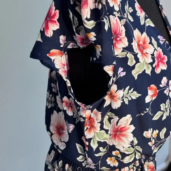 Bobeau Navy Floral Blouse – V-Neck Smocked Waist Blouse | Size Large - Picture 5 of 5